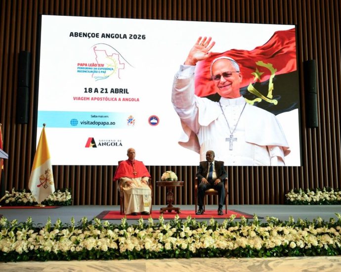 Leão XIV inicia visita apostólica em Angola com encontros oficiais