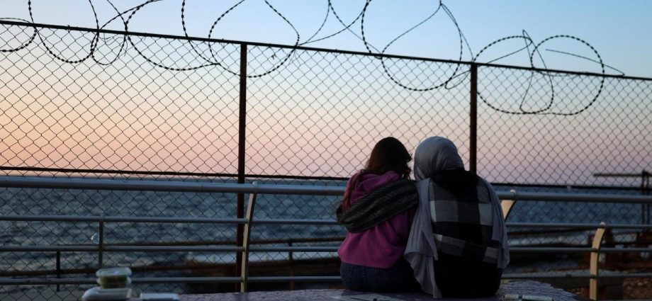 Jovens de Hajjeh Persistem em Sua Terra Natal Apesar da Guerra