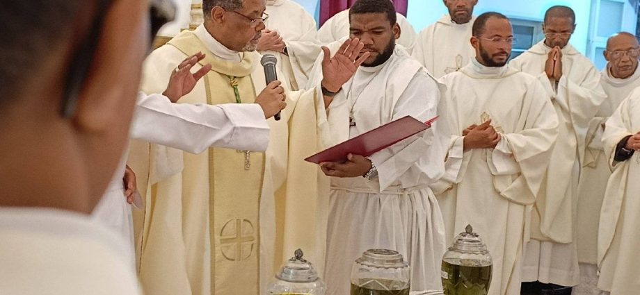 Missa Crismal é antecipada na Diocese de Mindelo para celebrar a união entre os presbíteros