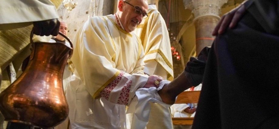 Patriarca de Jerusalém destaca a importância da paz durante missa na Basílica do Santo Sepulcro