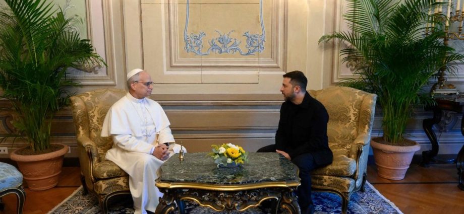 Papa Francisco reforça apoio à Ucrânia em conversa com Zelensky