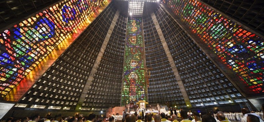 Cardeal Tempesta apresenta Carta Pastoral na Missa do Crisma