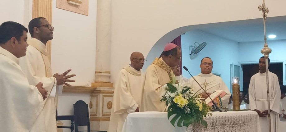 Celebração da Vigília Pascal reúne fiéis em Mindelo