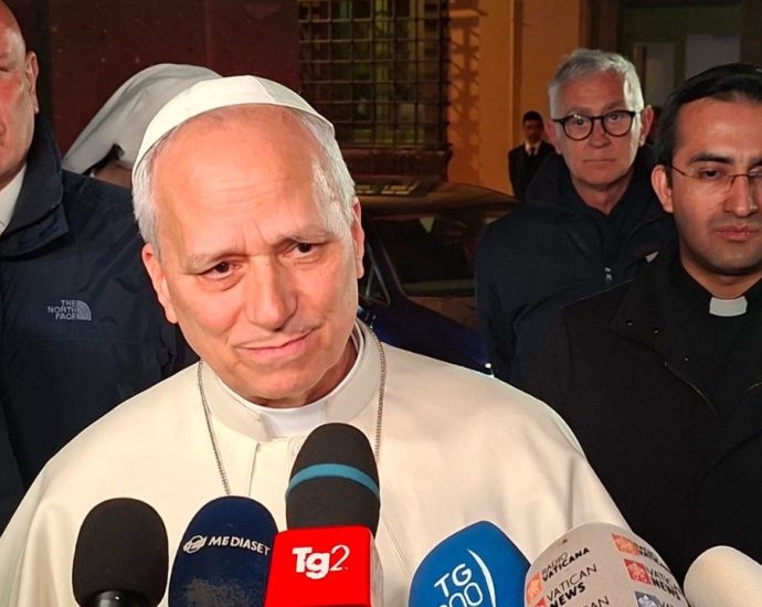 Papa critica ataques ao povo iraniano e pede por paz