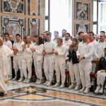 Papa enfatiza o papel do esporte como promotor da paz em encontro com atletas