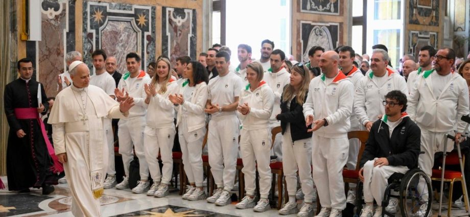 Papa enfatiza o papel do esporte como promotor da paz em encontro com atletas