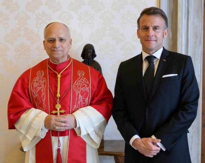 Papa Francisco se encontra com o presidente da França, Emmanuel Macron, no Vaticano