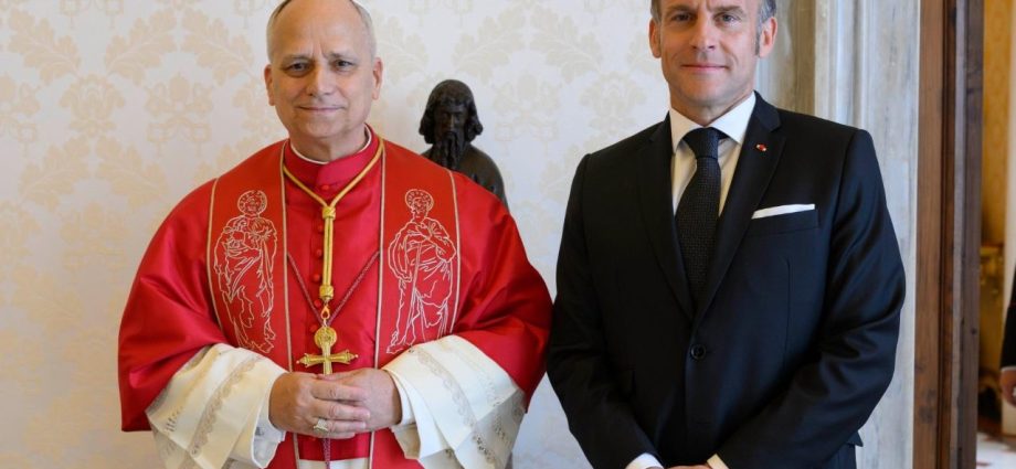 Papa Francisco se encontra com o presidente da França, Emmanuel Macron, no Vaticano