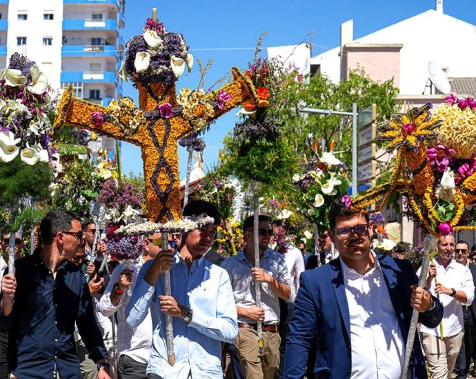 Páscoa das Tochas Floridas reúne multidão no Algarve