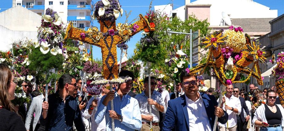 Páscoa das Tochas Floridas reúne multidão no Algarve