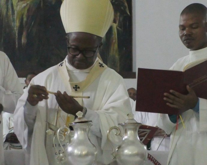 Dom Inácio Saúre pede apoio espiritual a sacerdotes durante Missa Crismal em Nampula