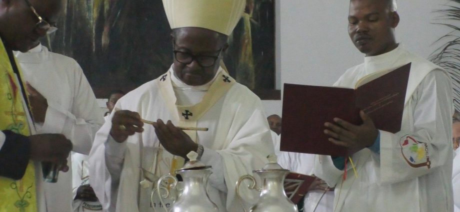 Dom Inácio Saúre pede apoio espiritual a sacerdotes durante Missa Crismal em Nampula