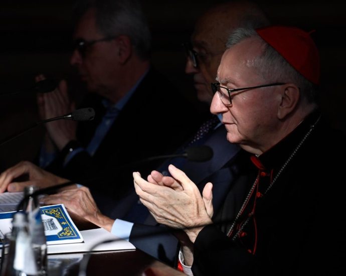 Papa inicia viagem à África em busca de esperança e mudança