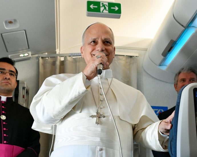 Papa Francisco defende paz e reconciliação durante viagem à África