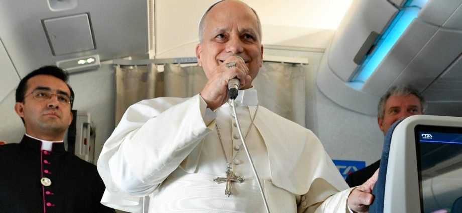 Papa Francisco defende paz e reconciliação durante viagem à África