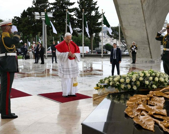 Papa Leão XIV é recebido em Argel com mensagens de paz e esperança