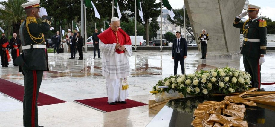 Papa Leão XIV é recebido em Argel com mensagens de paz e esperança