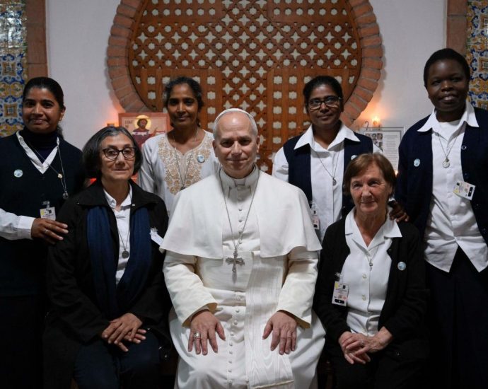 Papa Leão XIV visita centro de acolhimento em Argel