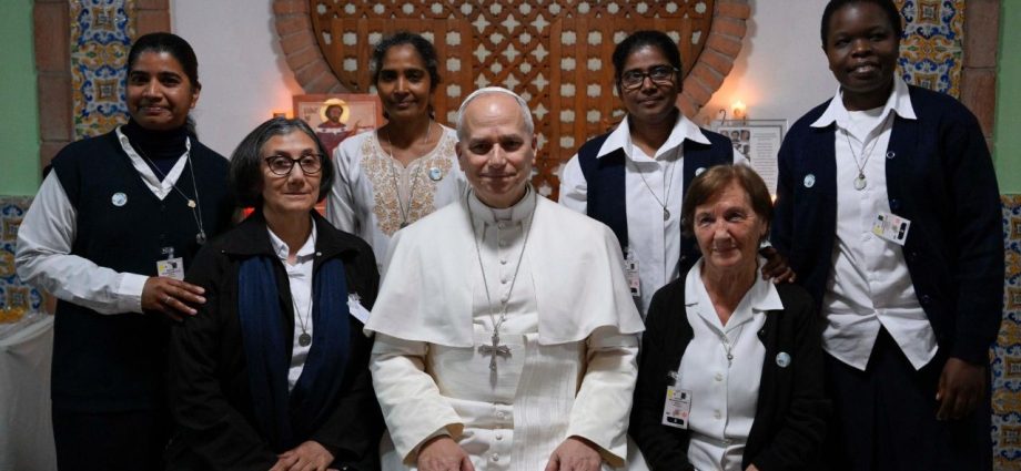 Papa Leão XIV visita centro de acolhimento em Argel