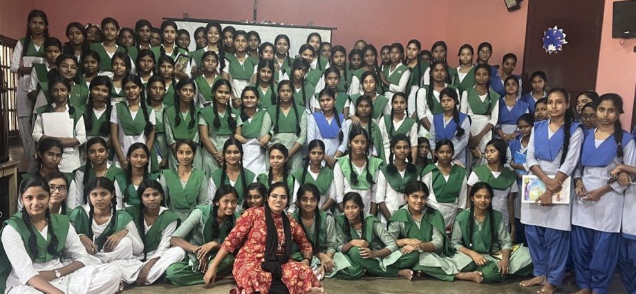 Irmã Kakali Majhi: Uma Luz de Esperança para Jovens na Índia