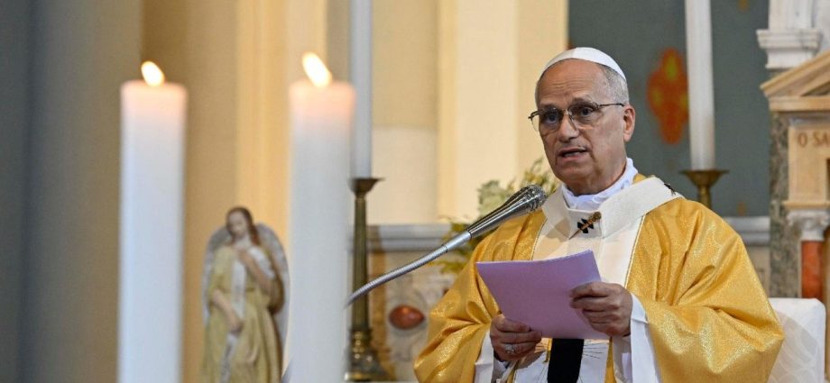 Papa destaca a caridade como código dos cristãos em missa na Argélia