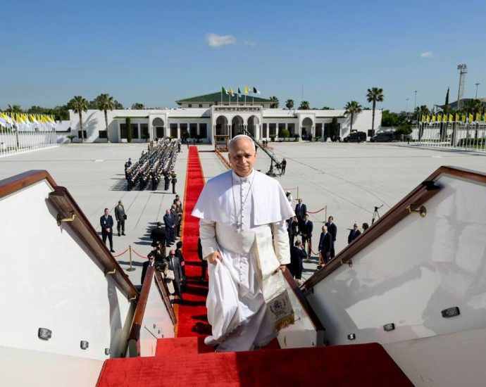 Papa Francisco embarca para Camarões após visita à Argélia