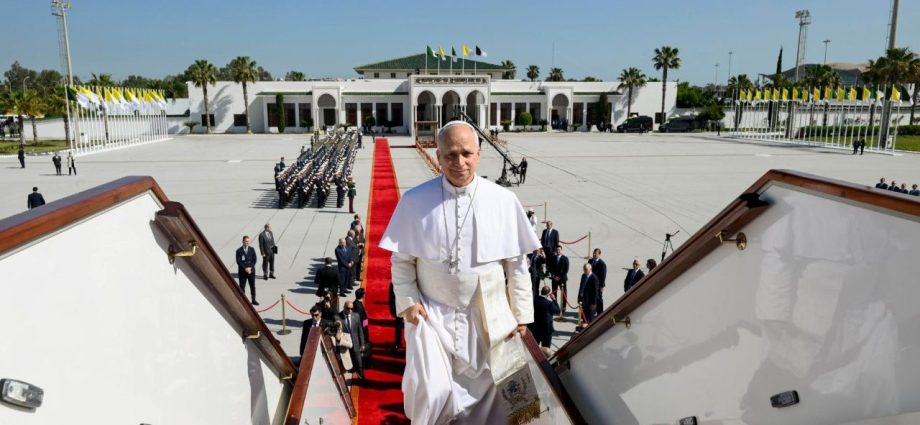 Papa Francisco embarca para Camarões após visita à Argélia