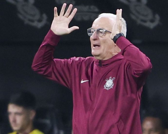 Protestos marcam partida do Corinthians após derrota para o Internacional