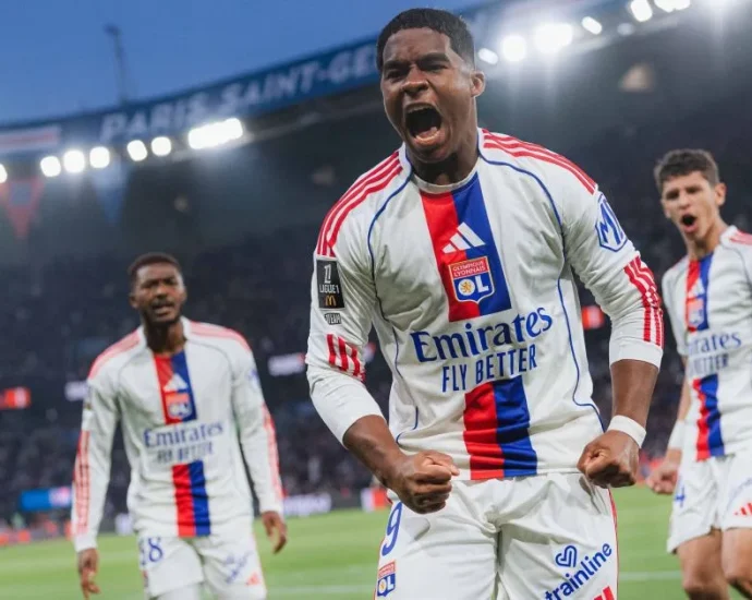 Endrick brilha e marca gol na vitória do Lyon sobre o PSG pelo Campeonato Francês