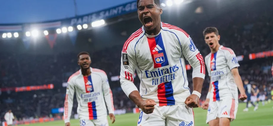 Endrick brilha e marca gol na vitória do Lyon sobre o PSG pelo Campeonato Francês