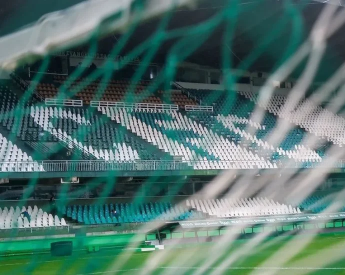 Coritiba e Atlético-MG se enfrentam neste domingo pelo Brasileirão