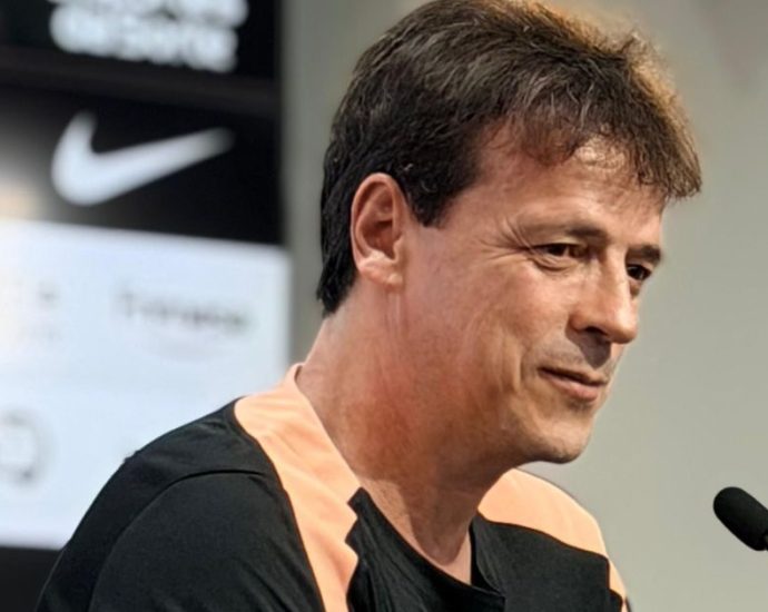 Fernando Diniz é apresentado como novo técnico do Corinthians e fala sobre títulos