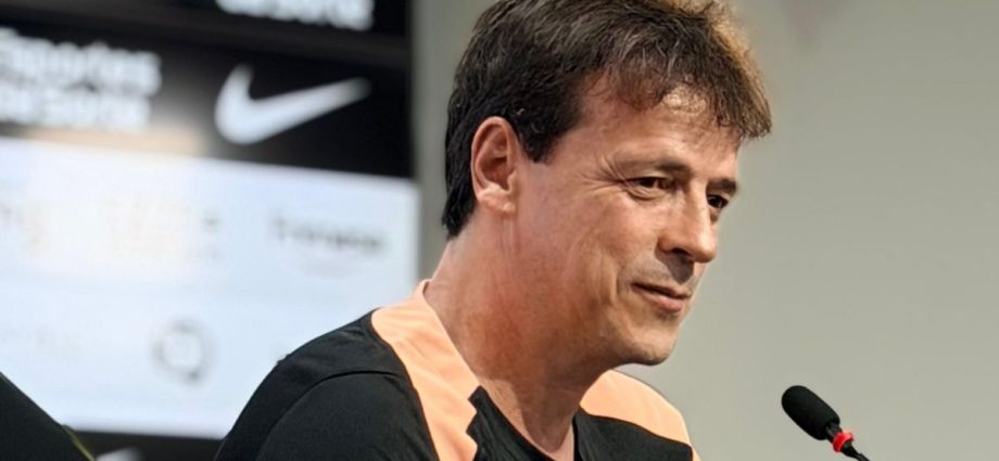 Fernando Diniz é apresentado como novo técnico do Corinthians e fala sobre títulos