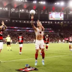 Arrascaeta marca 104 gols pelo Flamengo e presta homenagem a Oscar Schmidt