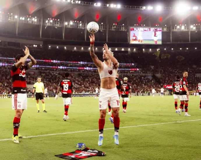 Arrascaeta marca 104 gols pelo Flamengo e presta homenagem a Oscar Schmidt