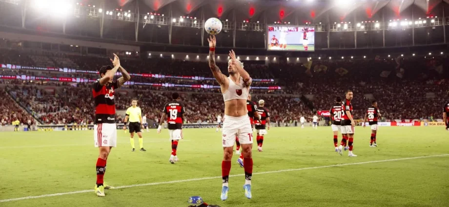 Arrascaeta marca 104 gols pelo Flamengo e presta homenagem a Oscar Schmidt