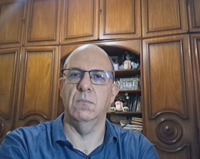 Historiador critica a ideia de aprendizado humano através da história