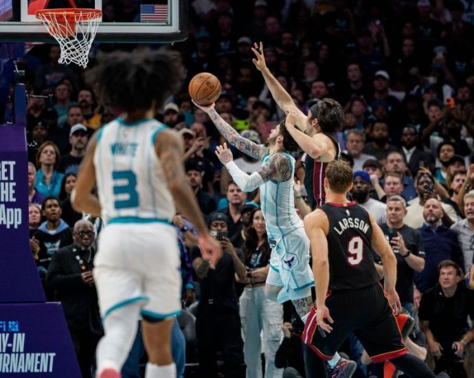 Hornets superam Heat em prorrogação e avançam no play-in da NBA