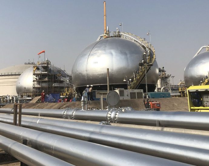 Arábia Saudita recupera oleoduto estratégico após ataques