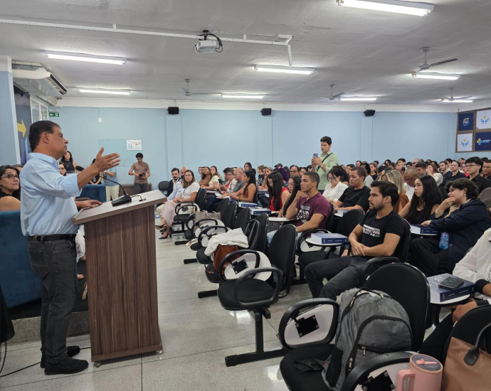 Senador Nelsinho Trad doa Vade Mecum e participa de debates em universidades de Campo Grande