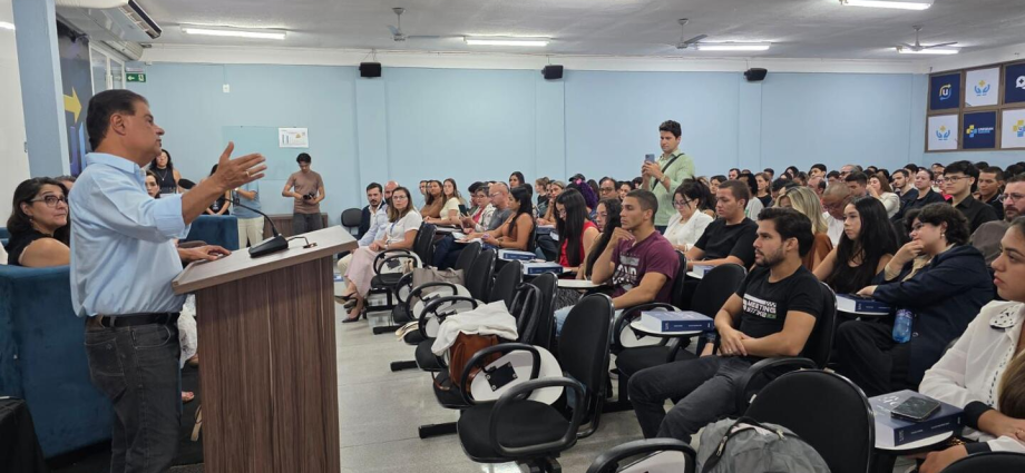 Senador Nelsinho Trad doa Vade Mecum e participa de debates em universidades de Campo Grande