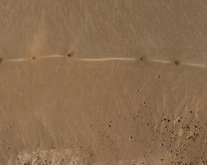 Imagens de satélite revelam crateras em estradas onde EUA realizaram resgate militar no Irã