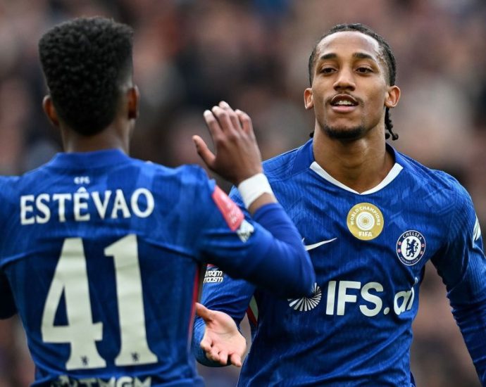 Liam Rosenior elogia Estêvão após goleada do Chelsea na FA Cup
