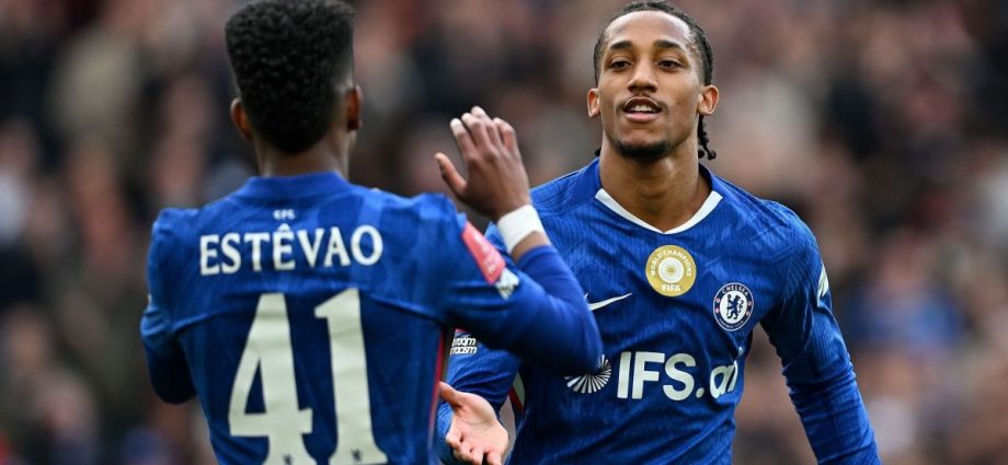 Liam Rosenior elogia Estêvão após goleada do Chelsea na FA Cup
