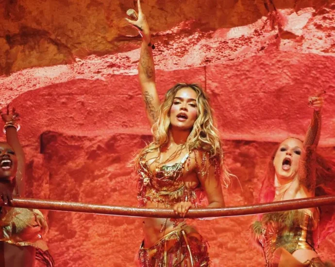 Karol G Brilha no Coachella com Canto em Português e Anúncio de Nova Turnê