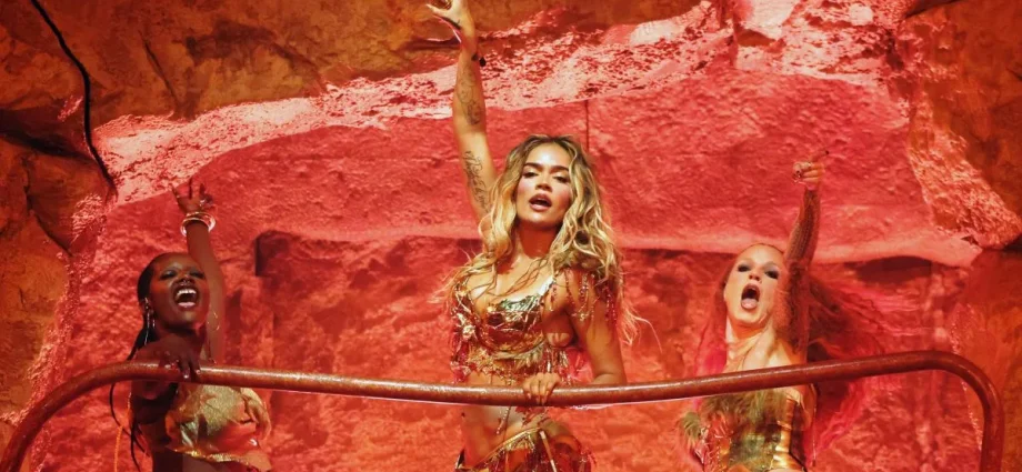 Karol G Brilha no Coachella com Canto em Português e Anúncio de Nova Turnê