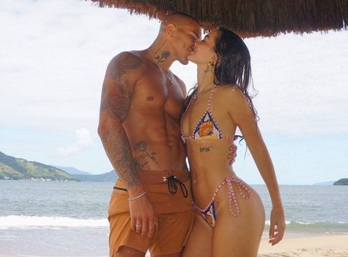 Mel Maia celebra aniversário do namorado com dia de praia no Rio