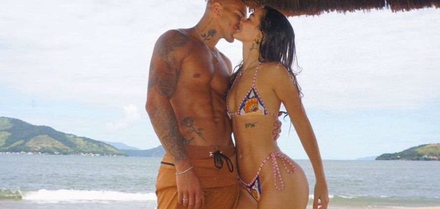 Mel Maia celebra aniversário do namorado com dia de praia no Rio