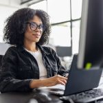 Fly Educação e Itaú oferecem vagas em Data Science para mulheres LGBTQIA+