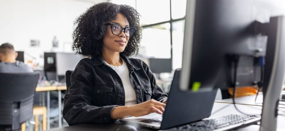 Fly Educação e Itaú oferecem vagas em Data Science para mulheres LGBTQIA+